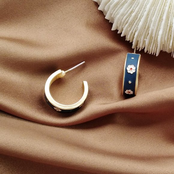 💙Enamel Daisy Earrings Small Hoops - Picture 2 of 7